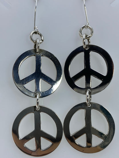 Aretes sobre regla mostrando largo de 6.7 cm
