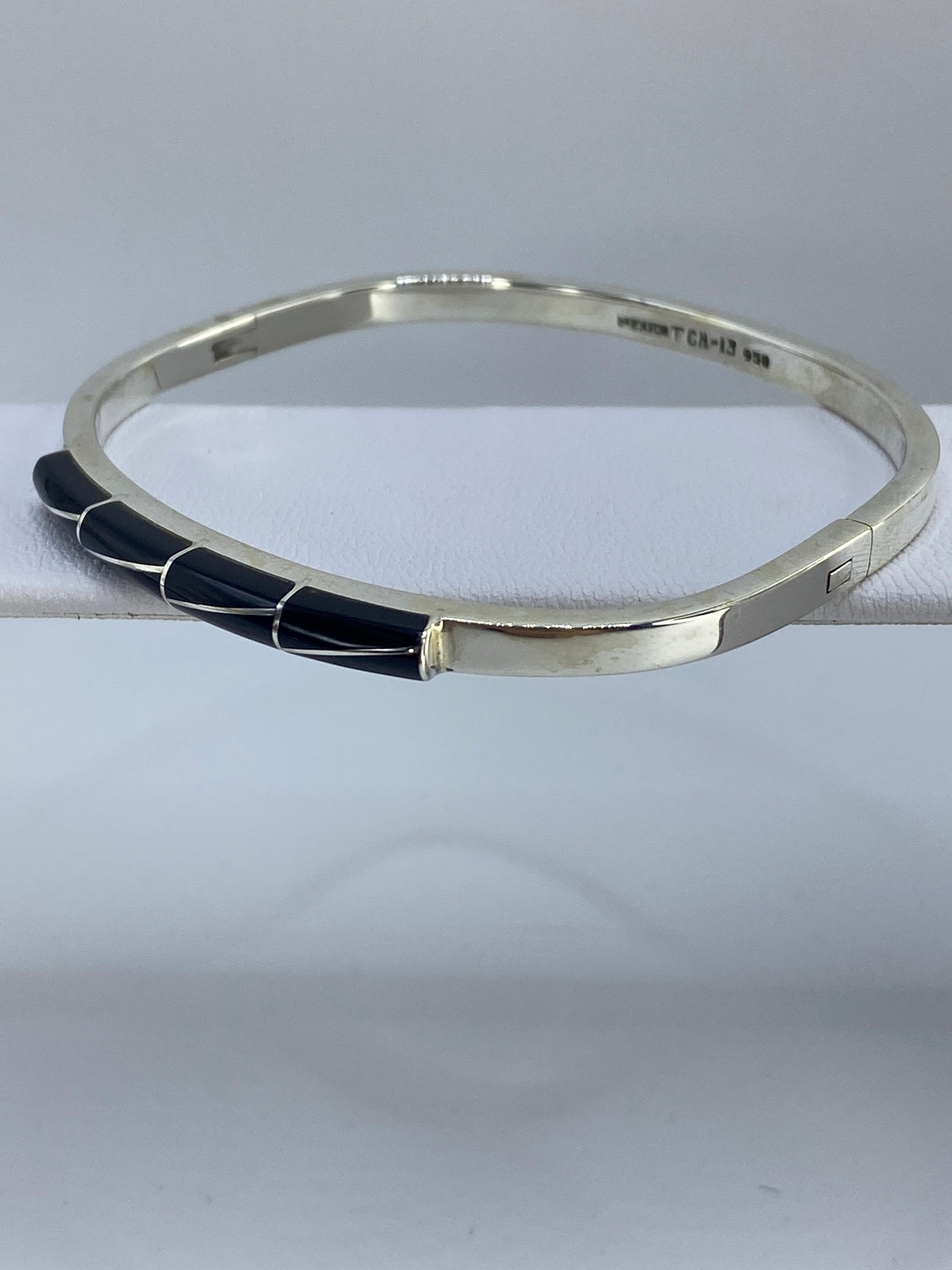 Brazalete de plata puesto en la muñeca, mostrando el ancho de 5.8 cm y el diámetro de 6.3 cm