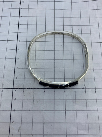 Brazalete de frente mostrando el Quinto 950 y la terminación pulida