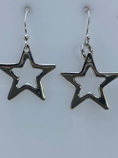Detalle del calado: líneas finas de plata cortadas a mano en patrón de estrella