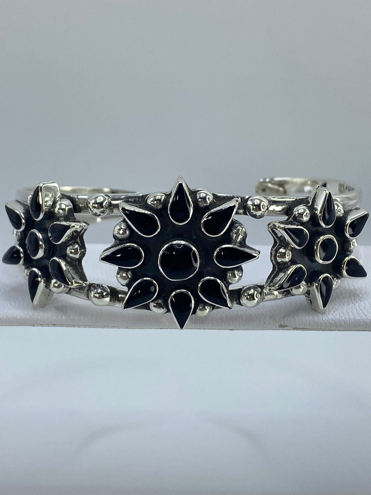 Brazalete de esclava en la muñeca mostrando el diámetro interior y la abertura