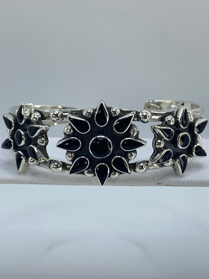 Brazalete de esclava en la muñeca mostrando el diámetro interior y la abertura