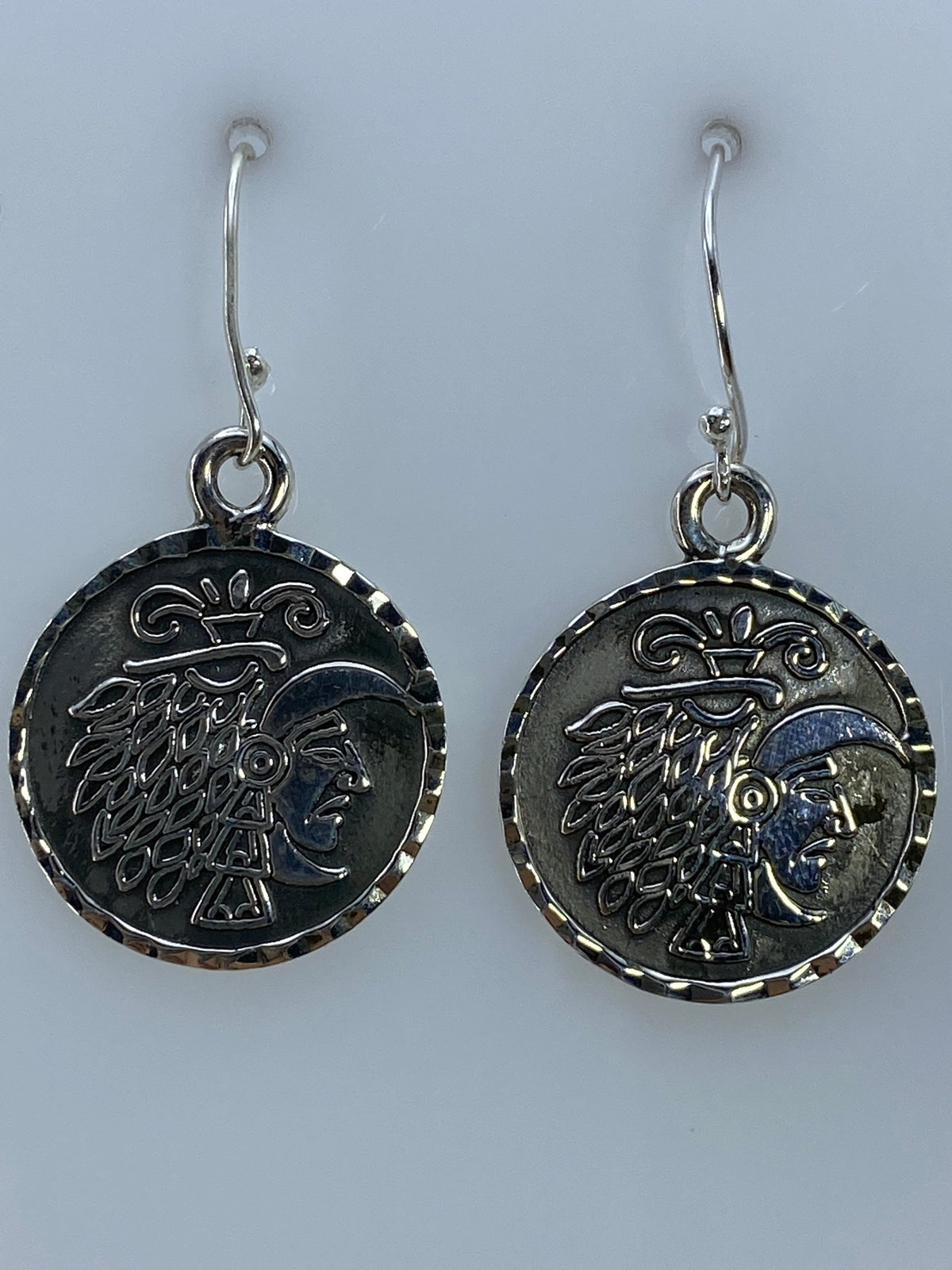 Aretes de plata 950 repujados con motivo prehispánico — cabeza de perfil con tocado