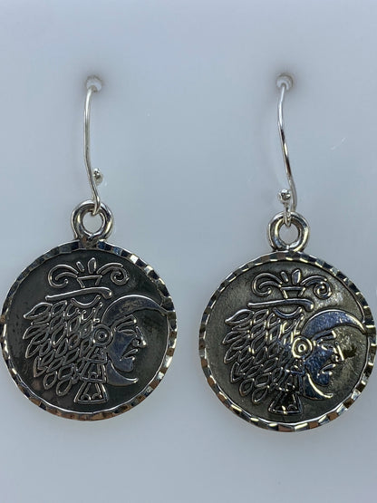 Detalle de la técnica de repujado en los aretes de plata — relieve marcado a mano