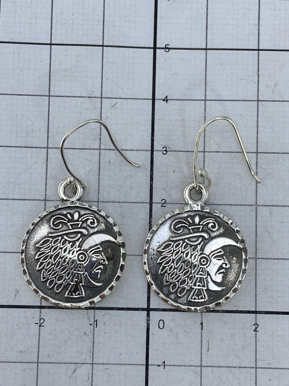 Aretes sobre superficie blanca mostrando el Quinto 950
