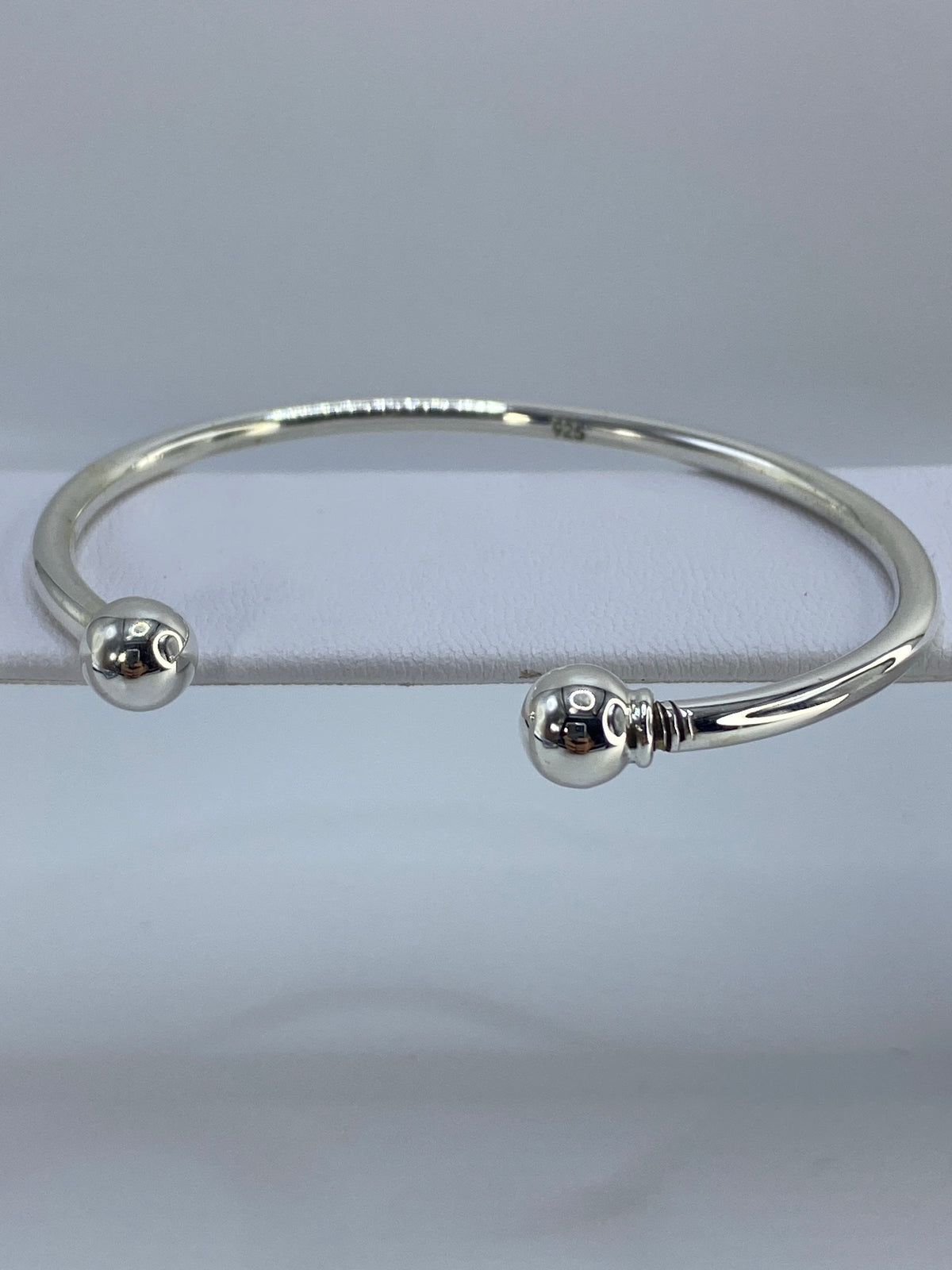 Vista frontal del brazalete rígido de plata 925 con acabado pulido brillante