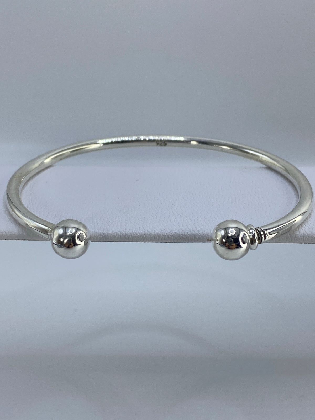 Detalle lateral del brazalete mostrando el ancho de la banda de 5 cm