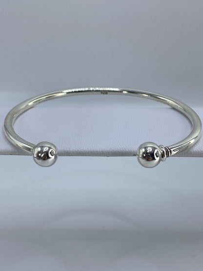 Detalle lateral del brazalete mostrando el ancho de la banda de 5 cm