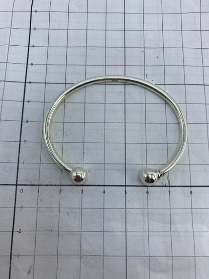 Brazalete sobre fondo blanco revelando el Quinto 925 grabado en la plata