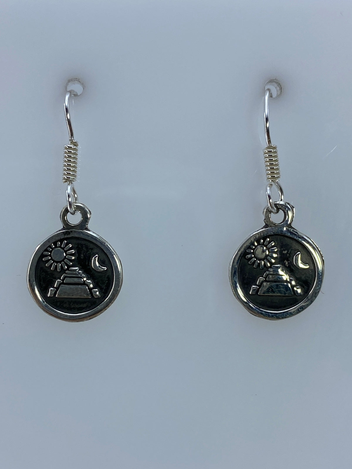 Par de aretes de plata 925 con pirámide prehispánica y símbolos celestes, repujados a mano
