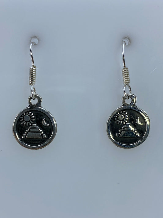 Par de aretes de plata 925 con pirámide prehispánica y símbolos celestes, repujados a mano