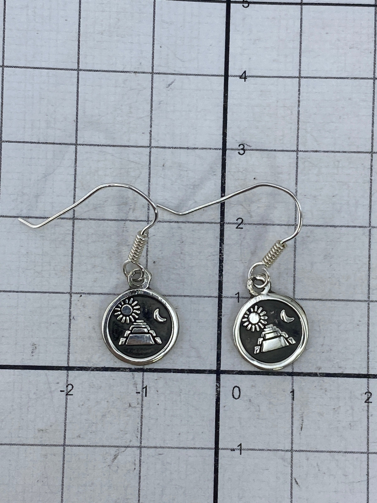 Reverso de los aretes mostrando el Quinto 925 y la textura del repujado