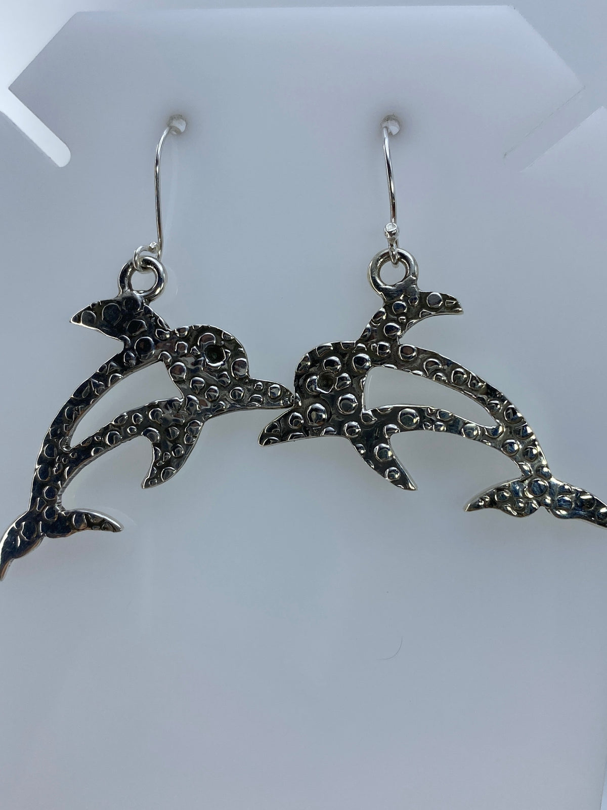Par de aretes de plata 925 con forma de tiburón en granulado de Taxco, vista frontal