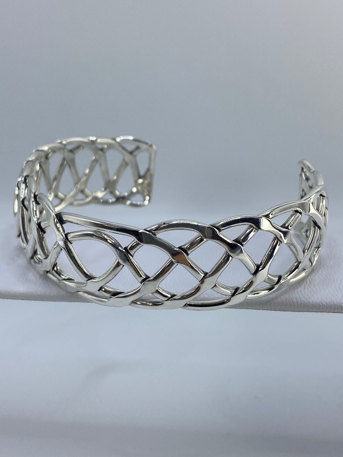 Detalle lateral del brazalete rígido mostrando el patrón de calado y profundidad
