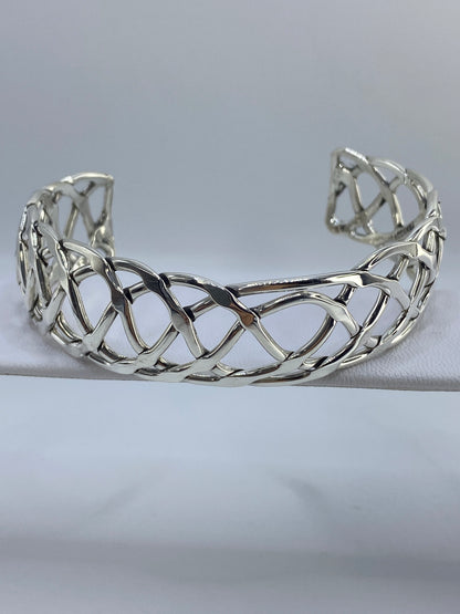 Brazalete de plata 925 calado puesto en la muñeca, vista en uso