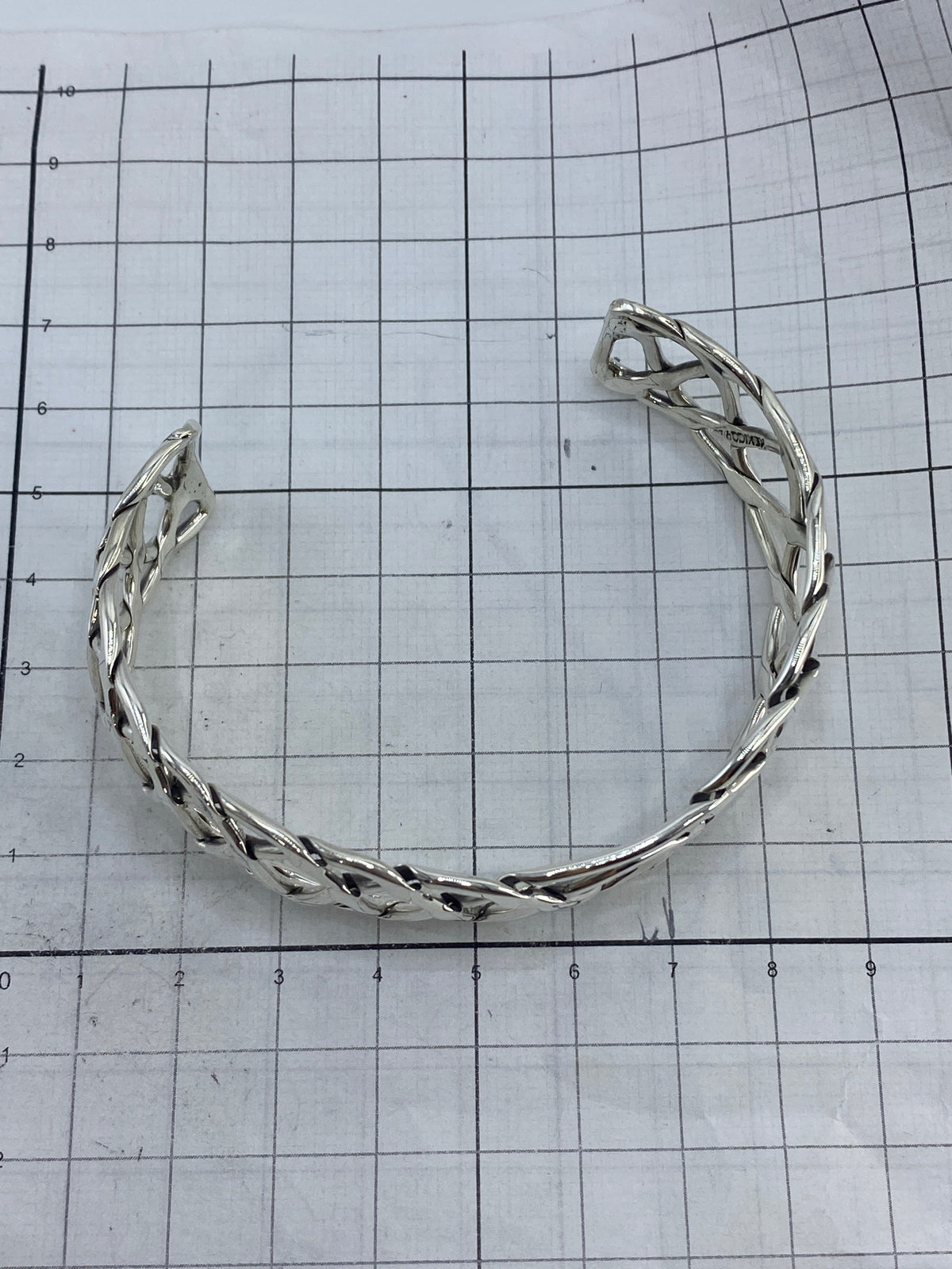 Brazalete sobre fondo blanco mostrando el Quinto 925 y el brillo pulido