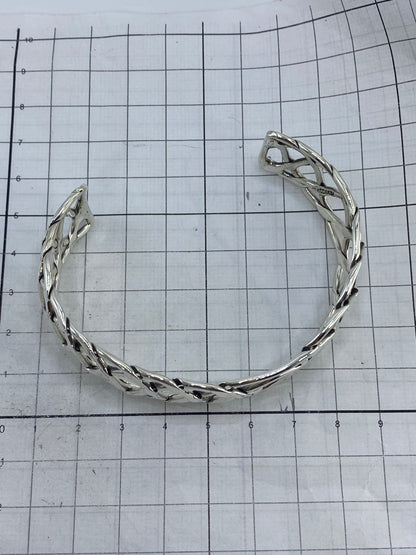 Brazalete sobre fondo blanco mostrando el Quinto 925 y el brillo pulido