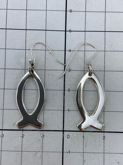 Aretes puestos mostrando el tamaño discreto de 4.3 cm