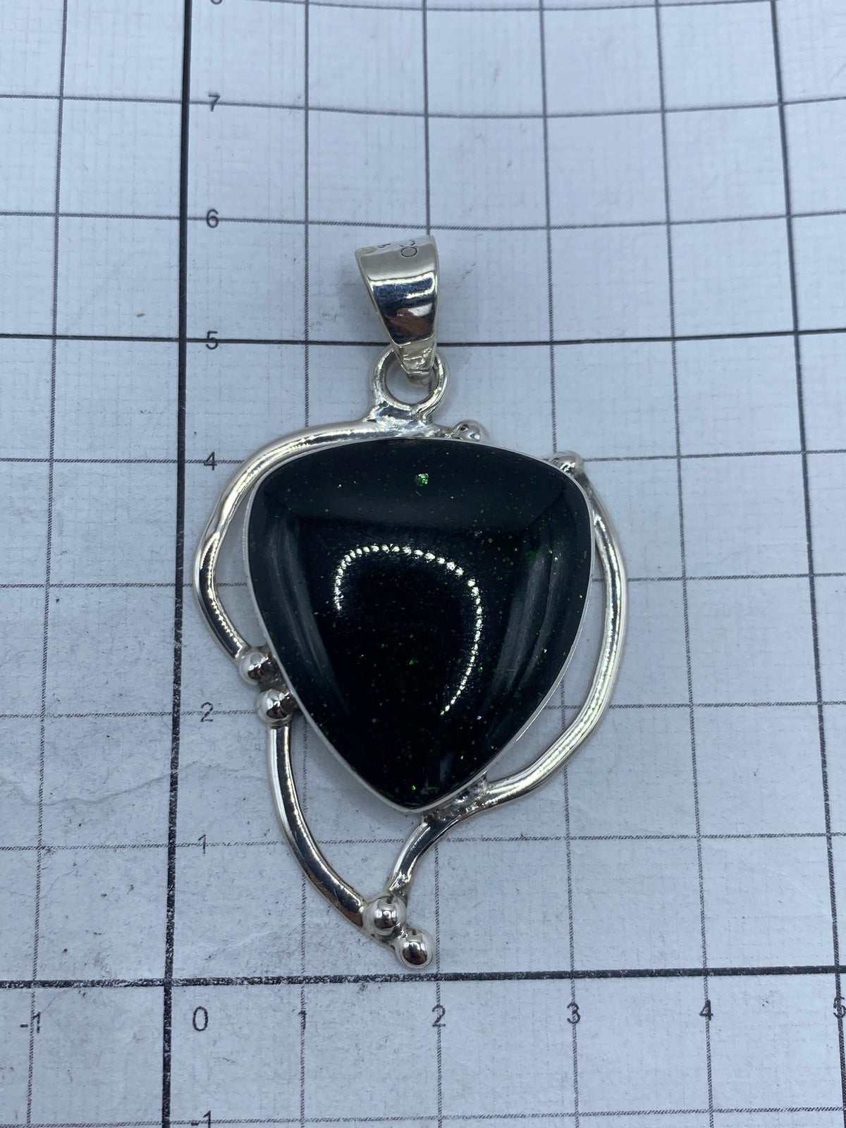 Dije corazón sobre escala de medición — 5.9 cm de largo