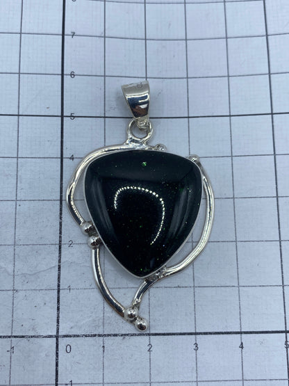 Dije corazón sobre escala de medición — 5.9 cm de largo