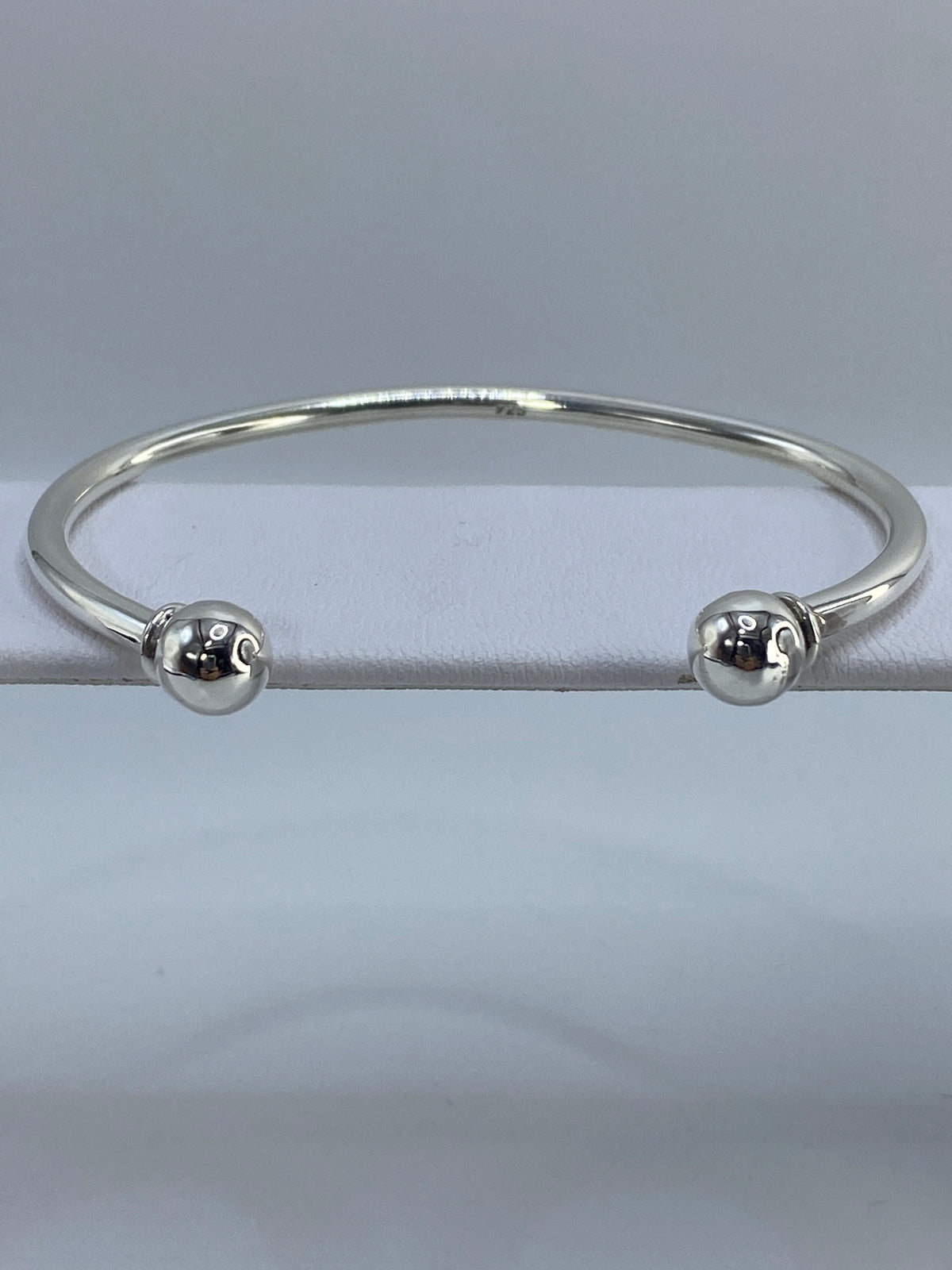 Brazalete rígido de plata 925 en cartoneado de Taxco, diámetro 7 cm, visto de frente