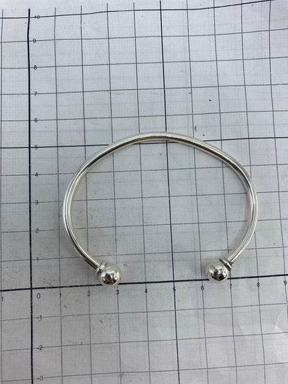 Brazalete sobre fondo blanco con escala de medición, diámetro interior 7 cm