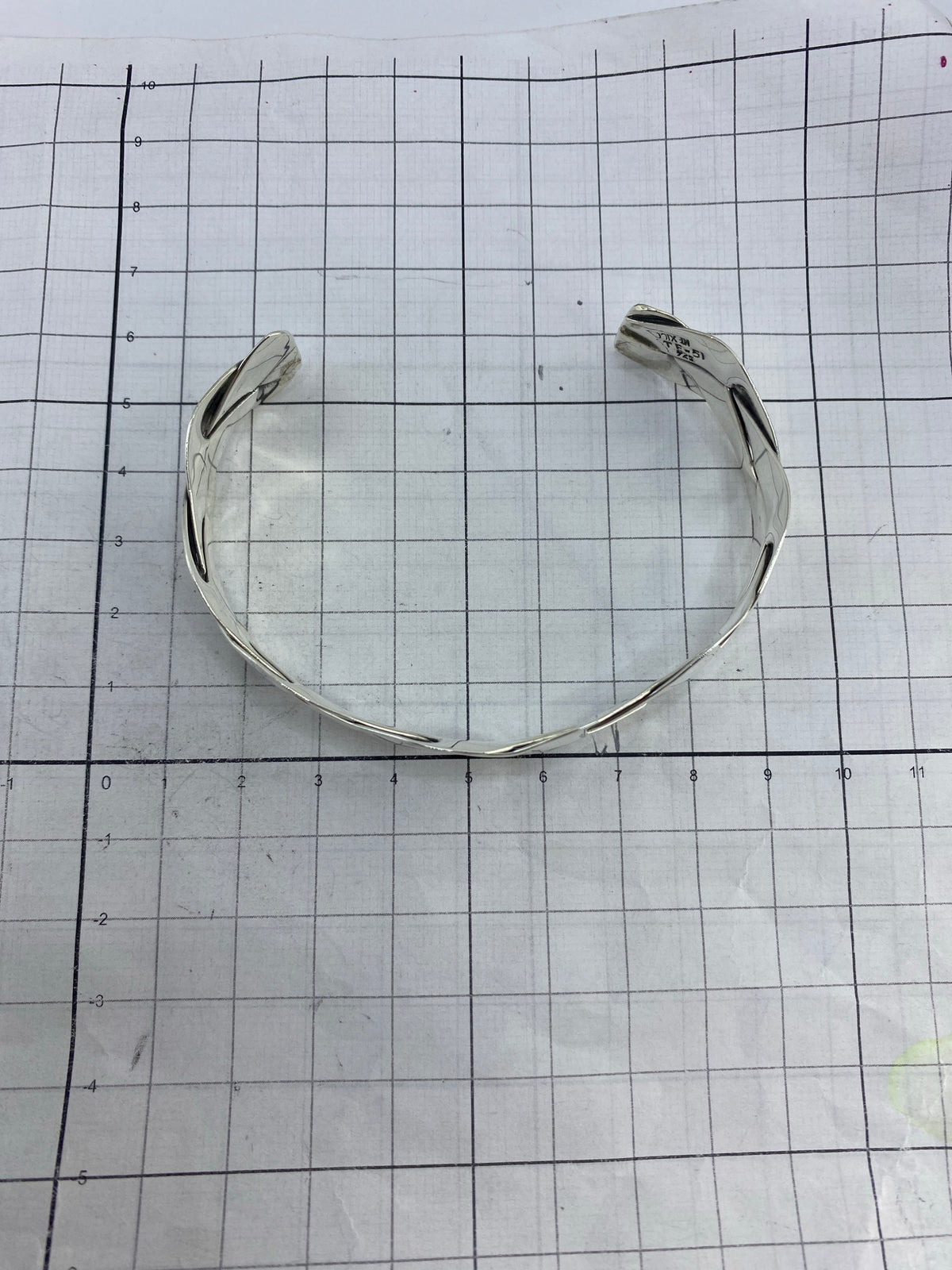 Brazalete sobre fondo blanco mostrando marca Quinto 925