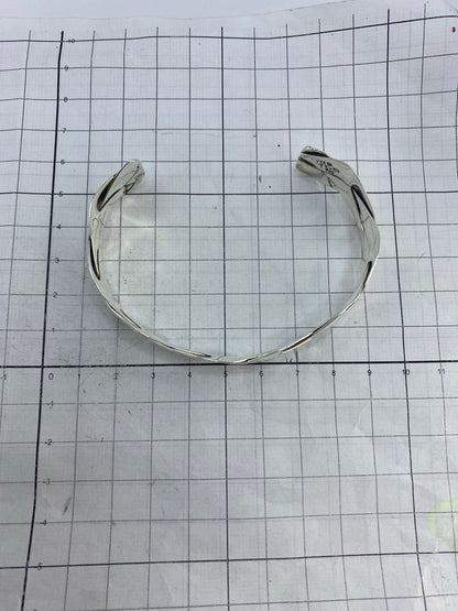 Brazalete sobre fondo blanco mostrando marca Quinto 925