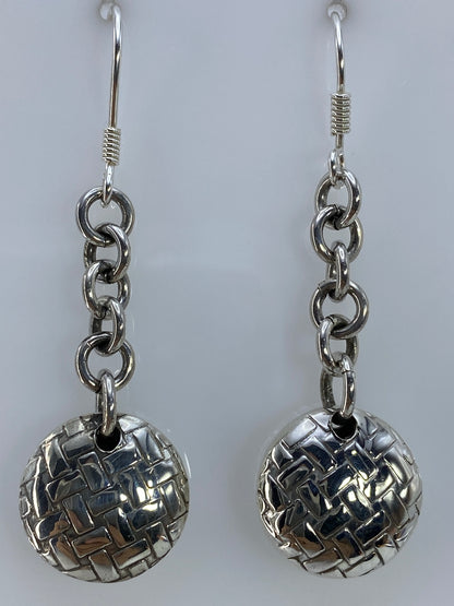 Par de aretes de plata cartoneado con patrón geométrico rectangular tridimensional