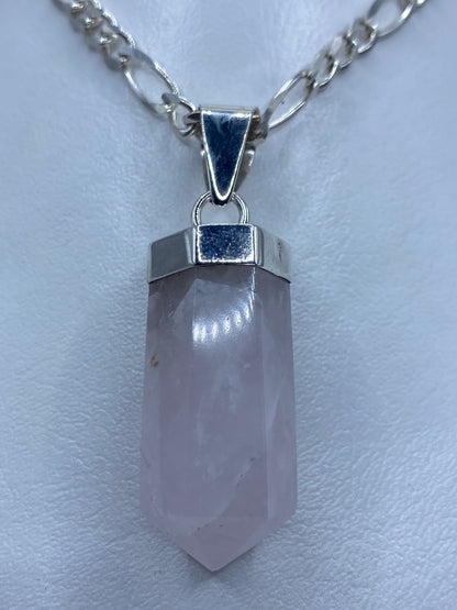 Dije de plata 925 con cuarzo rosa facetado engastado en plata, en cadena figaro