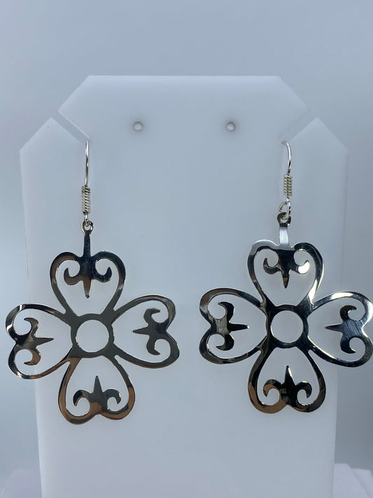 Par de aretes de plata con calado prehispánico de Taxco, 6.1 cm, en gancho de plata 925