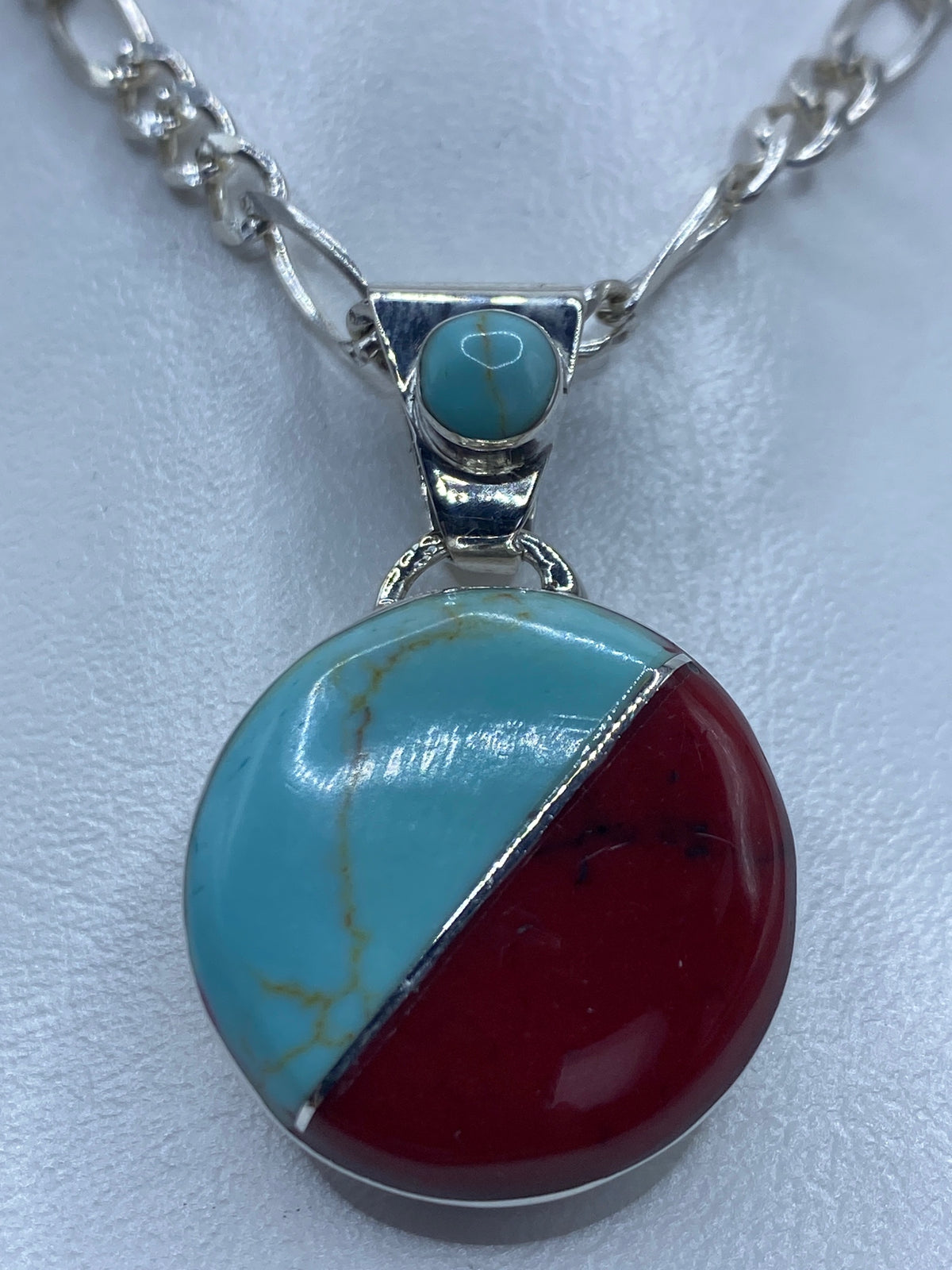 Dije de plata con turquesa azul cielo y coral roja engastadas, colgante en cadena plateada