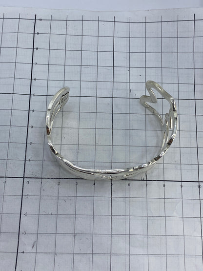 Brazalete puesto en muñeca, mostrando la abertura tipo esclava y el peso visual