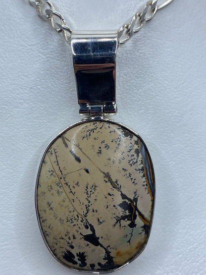 Detalle del engaste a mano de la piedra en plata 925