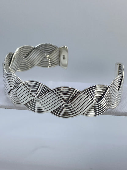 Vista frontal del brazalete rígido de Taxco en plata 925, detalle del cartoneado