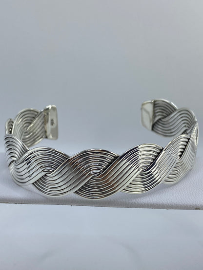 Brazalete sobre regla de medidas mostrando diámetro interior 6.4 cm y ancho 5.4 cm