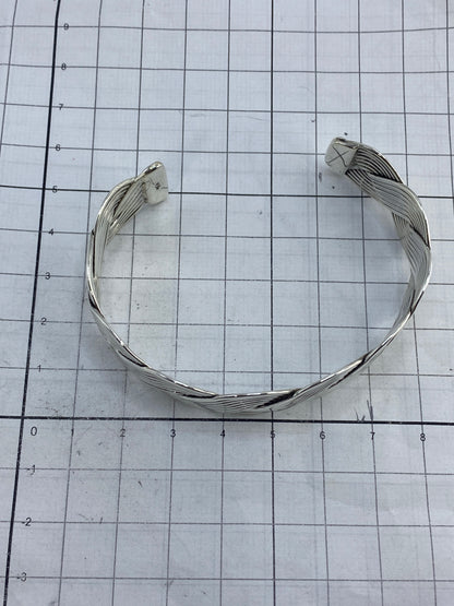 Brazalete en balanza digital: 20.69 gramos de plata 925 auténtica