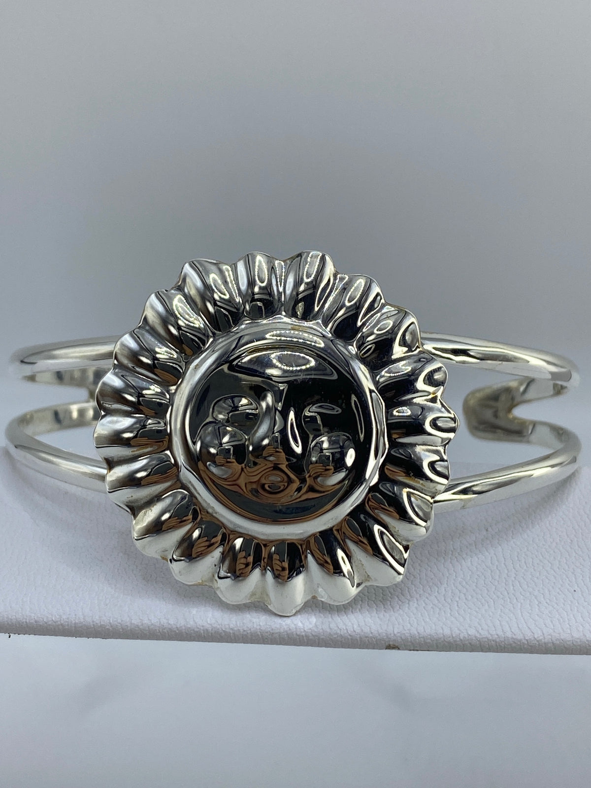 Brazalete puesto en la muñeca, detalle del ancho de banda de 4.5 cm