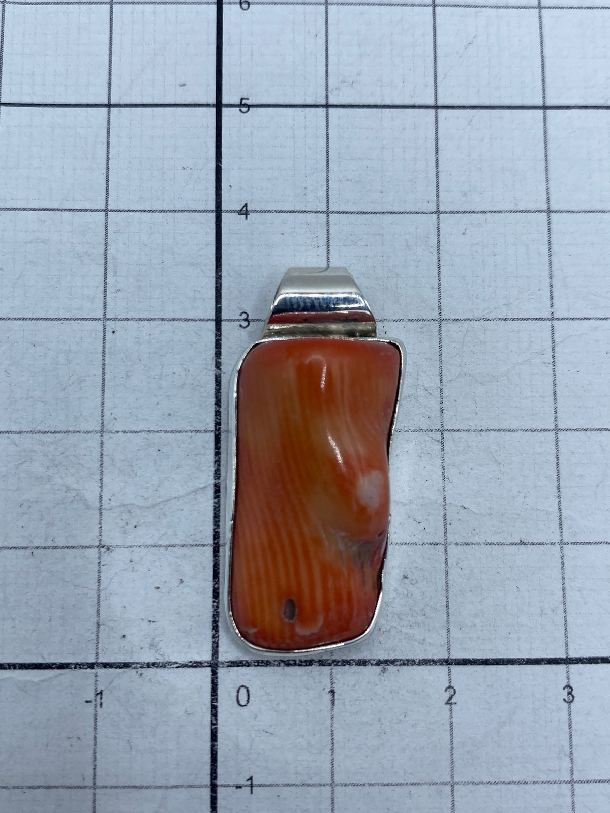 Dije sobre escala de medida mostrando su tamaño compacto de 3.3 cm