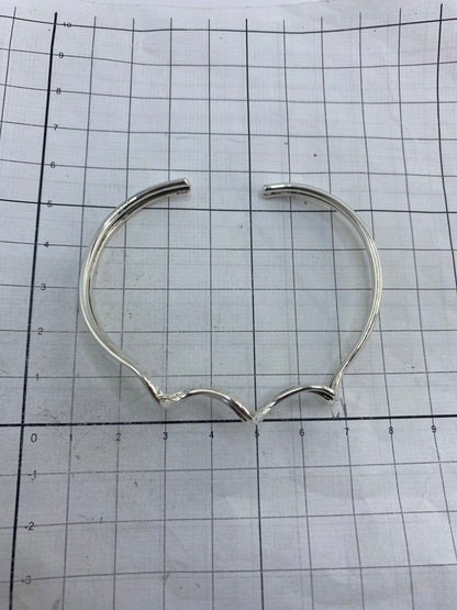 Detalle de la banda ancha y el acabado pulido del brazalete de Taxco