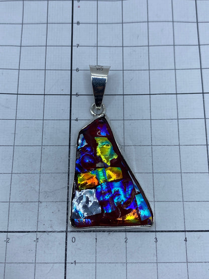Dije visto de lado mostrando el grosor y la forma triangular