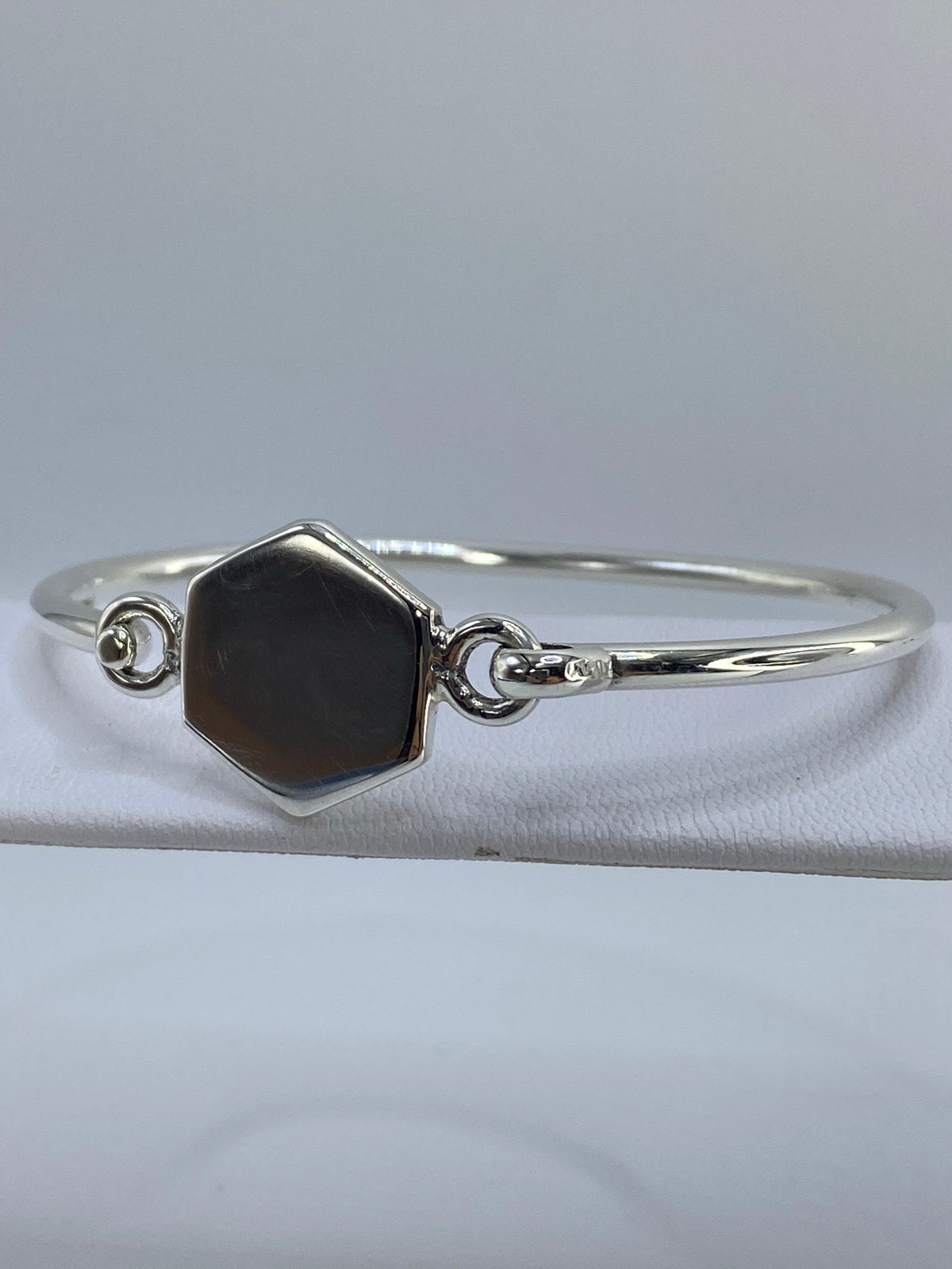Brazalete abierto de lado, detalle del cartoneado y los volúmenes facetados