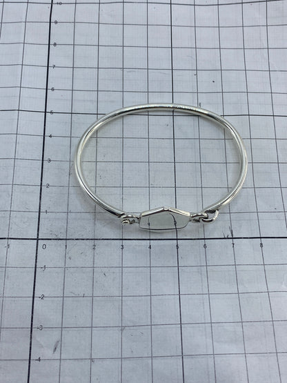 Detalle de la apertura del brazalete y el Quinto 925 en la plata