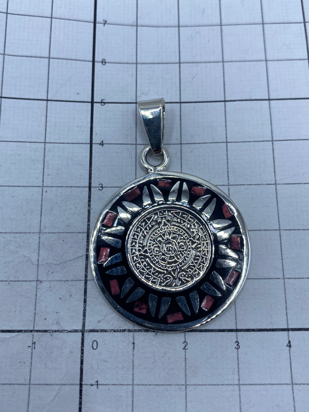 Medida del dije con escala: 5.1 cm de largo × 3.3 cm de ancho, Quinto 925 visible en el reverso