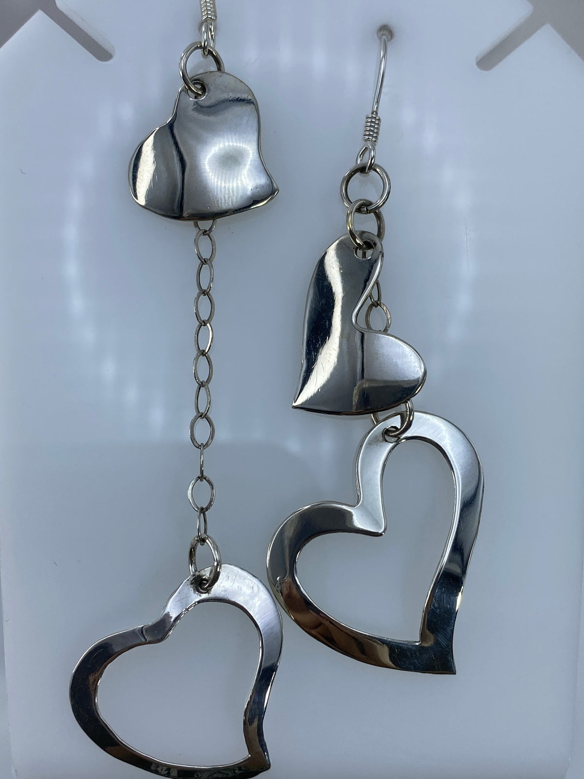 Arete individual mostrando el detalle del calado en corazón semicerrado, pulido espejo