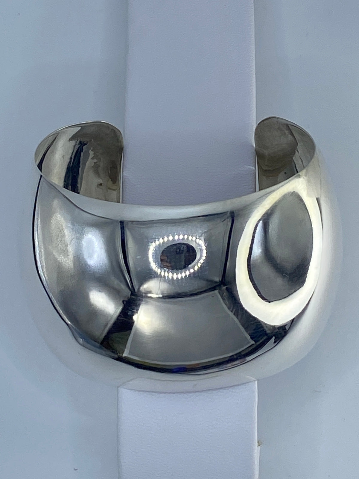 Brazalete de plata 925 rígido tipo esclava, diámetro 6.3 cm, ancho 4.4 cm, vista frontal pulida
