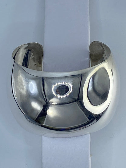 Brazalete de plata 925 rígido tipo esclava, diámetro 6.3 cm, ancho 4.4 cm, vista frontal pulida