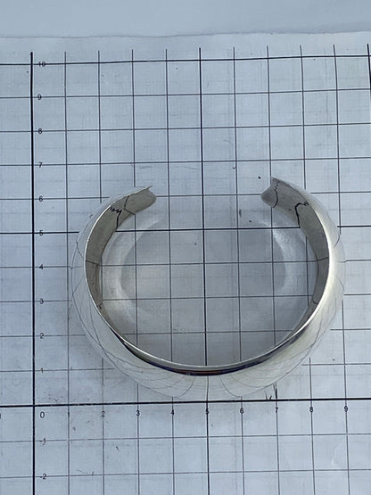 Brazalete sobre escala de medición, certificando 52.77 gramos de plata auténtica