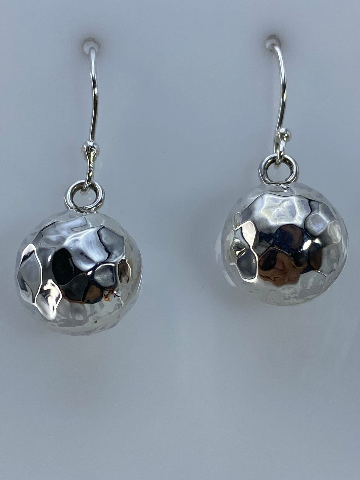 Par de aretes de plata 925 cartoneados con facetas geométricas esféricas pulidas
