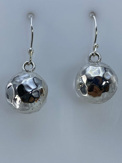 Par de aretes de plata 925 cartoneados con facetas geométricas esféricas pulidas